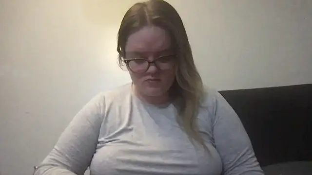 Snapshot of honeyyy24 chatting on 10.20.25 honeyyy24 online show from 10.20.25