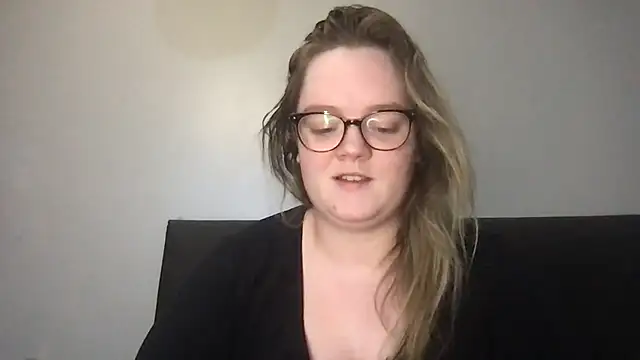 Snapshot of honeyyy24 chatting on 10.23.25 honeyyy24 online show from 10.23.25