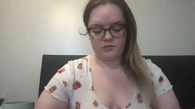 Snapshot of honeyyy24 chatting on 10.26.25 honeyyy24 online show from 10.26.25