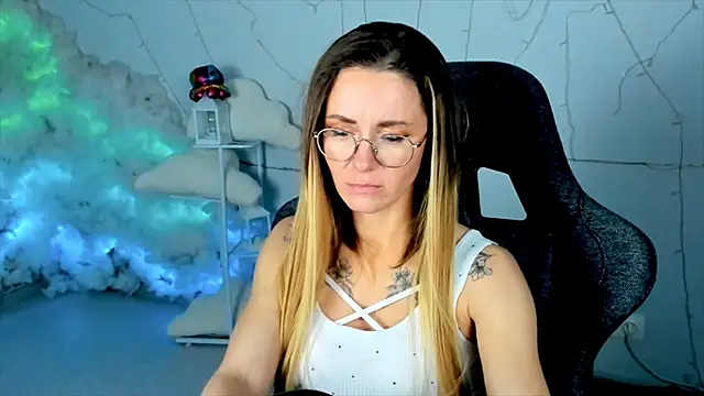 LadyIzabel online show from 02.23.25