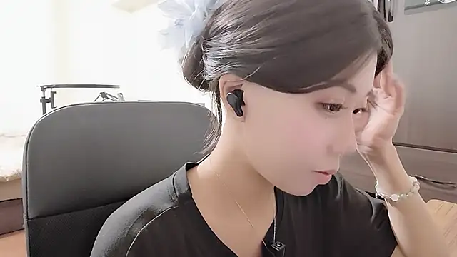 Snapshot of Fine-sand chatting on 10.29.25 Fine-sand online show from 10.29.25