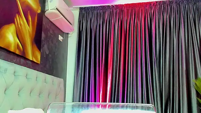 Snapshot of glossy_blondegirl chatting on 11.25.25 glossy blondegirl online show from 11.25.25