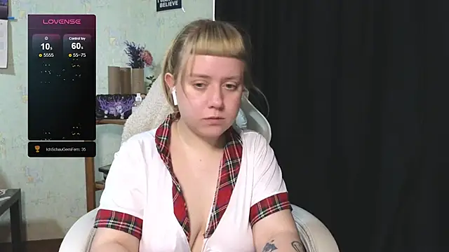 Snapshot of June_shy0 chatting on 10.30.25 June shy0 online show from 10.30.25