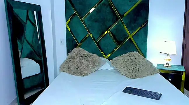 Snapshot of Criss_Ariana chatting on 02.01.25 Criss Ariana online show from 02.01.25