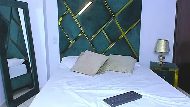 Snapshot of Criss_Ariana chatting on 02.14.25 Criss Ariana online show from 02.14.25