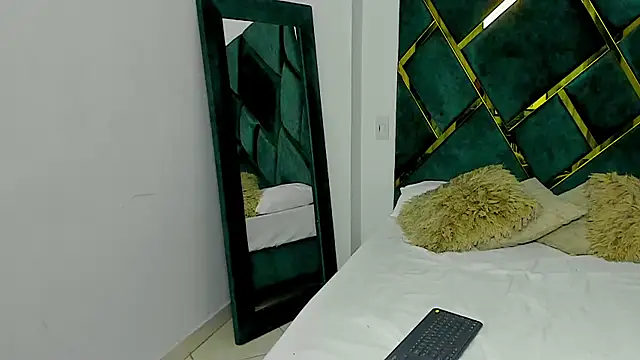 Snapshot of Criss_Ariana chatting on 02.24.25 Criss Ariana online show from 02.24.25