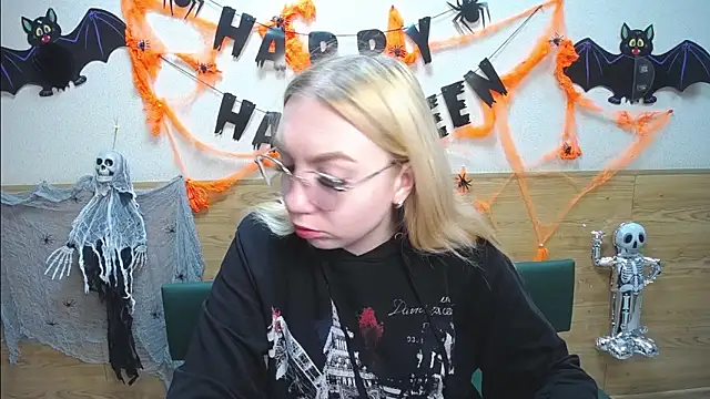 BeatriceFly online show from 10.21.25