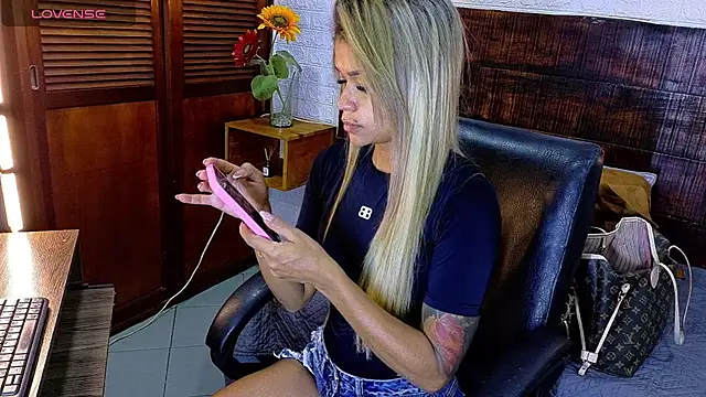 Snapshot of Celeste_sanz chatting on 11.29.25 Celeste sanz online show from 11.29.25