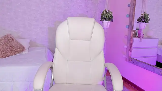 DahianaWalcott online show from 12.04.24