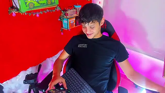 Snapshot of LilOwen_ chatting on 09.13.25 LilOwen online show from 09.13.25