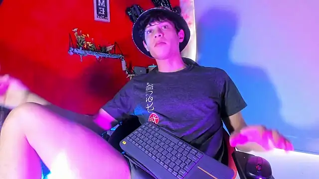 Snapshot of LilOwen_ chatting on 11.22.25 LilOwen online show from 11.22.25