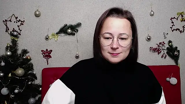 Snapshot of MarieSho chatting on 12.27.24 MarieSho online show from 12.27.24