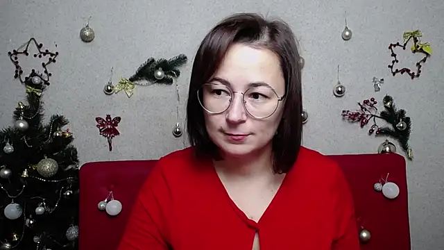 Snapshot of MarieSho chatting on 12.27.24 MarieSho online show from 12.27.24