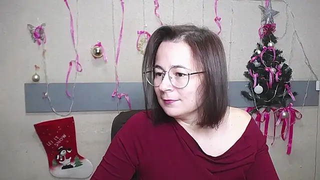 Snapshot of MarieSho chatting on 12.30.24 MarieSho online show from 12.30.24