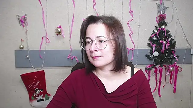 Snapshot of MarieSho chatting on 12.30.24 MarieSho online show from 12.30.24