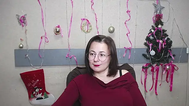 Snapshot of MarieSho chatting on 12.30.24 MarieSho online show from 12.30.24