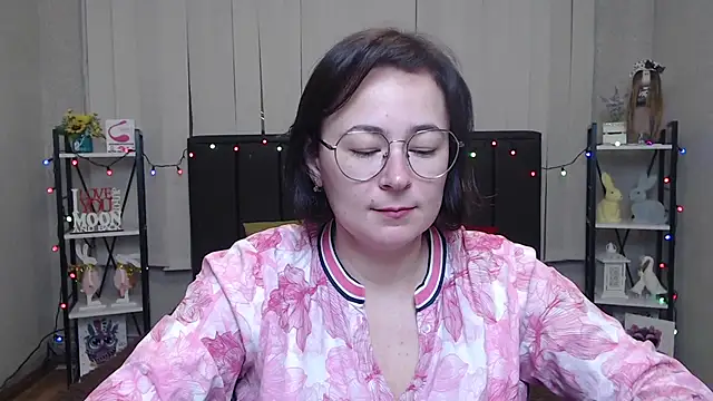 Snapshot of MarieSho chatting on 01.31.25 MarieSho online show from 01.31.25