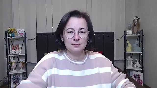 Snapshot of MarieSho chatting on 02.03.25 MarieSho online show from 02.03.25