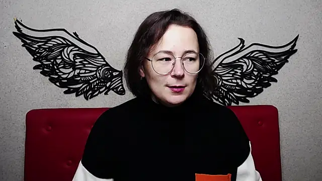 Snapshot of MarieSho chatting on 02.05.25 MarieSho online show from 02.05.25