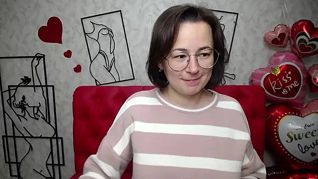 Snapshot of MarieSho chatting on 02.18.25 MarieSho online show from 02.18.25