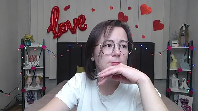 Snapshot of MarieSho chatting on 03.15.25 MarieSho online show from 03.15.25