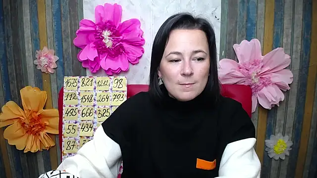 Snapshot of MarieSho chatting on 10.10.25 MarieSho online show from 10.10.25