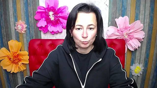 Snapshot of MarieSho chatting on 10.12.25 MarieSho online show from 10.12.25