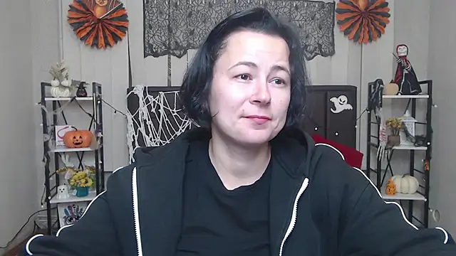 Snapshot of MarieSho chatting on 10.27.25 MarieSho online show from 10.27.25