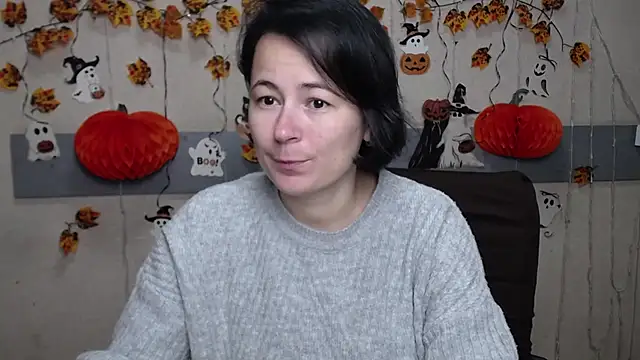 Snapshot of MarieSho chatting on 10.28.25 MarieSho online show from 10.28.25