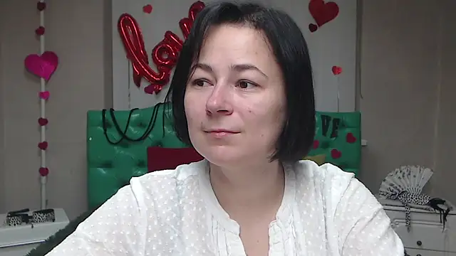 Snapshot of MarieSho chatting on 11.17.25 MarieSho online show from 11.17.25
