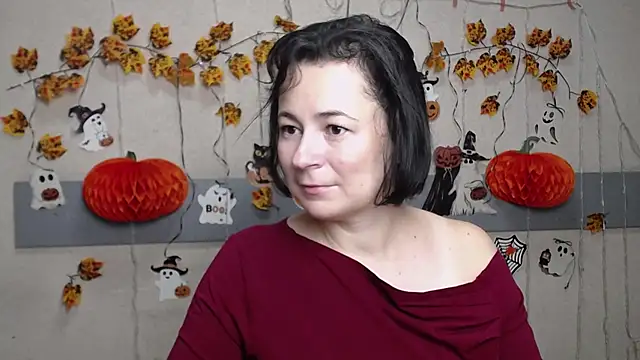 Snapshot of MarieSho chatting on 11.18.25 MarieSho online show from 11.18.25