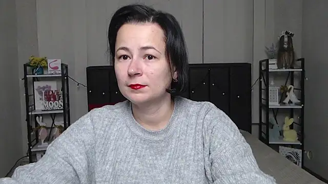 Snapshot of MarieSho chatting on 11.21.25 MarieSho online show from 11.21.25