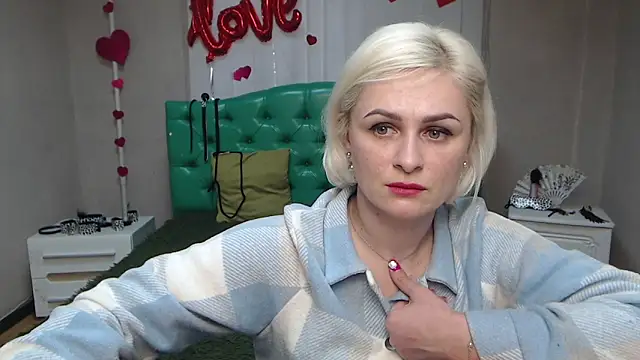 Snapshot of OliviaHorst chatting on 03.12.25 OliviaHorst online show from 03.12.25