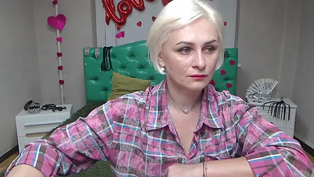 Snapshot of OliviaHorst chatting on 09.24.25 OliviaHorst online show from 09.24.25