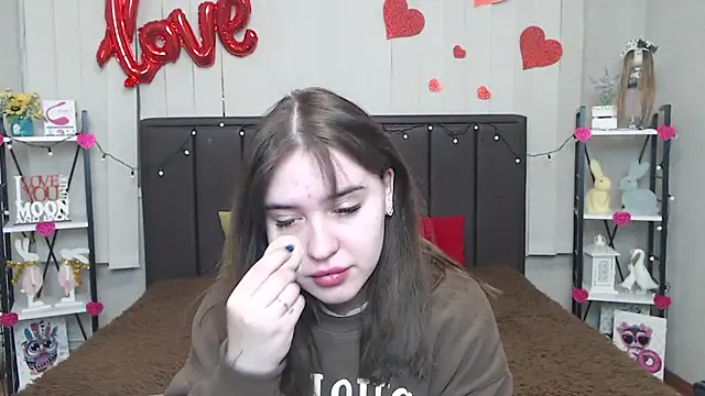 Snapshot of LauraHlot chatting on 02.13.25 LauraHlot online show from 02.13.25