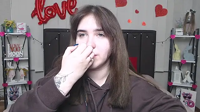 Snapshot of LauraHlot chatting on 02.25.25 LauraHlot online show from 02.25.25