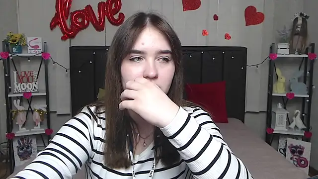 Snapshot of LauraHlot chatting on 03.08.25 LauraHlot online show from 03.08.25