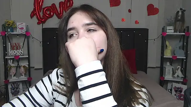 Snapshot of LauraHlot chatting on 03.08.25 LauraHlot online show from 03.08.25