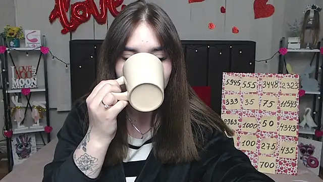 Snapshot of LauraHlot chatting on 03.16.25 LauraHlot online show from 03.16.25