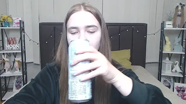 Snapshot of LauraHlot chatting on 09.15.25 LauraHlot online show from 09.15.25