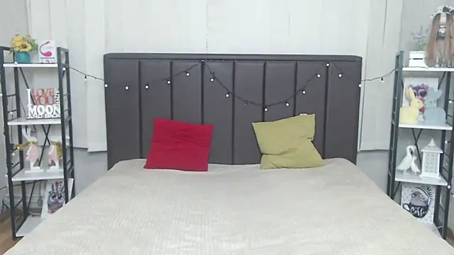 Snapshot of LauraHlot chatting on 09.25.25 LauraHlot online show from 09.25.25