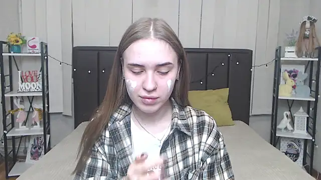 Snapshot of LauraHlot chatting on 10.13.25 LauraHlot online show from 10.13.25