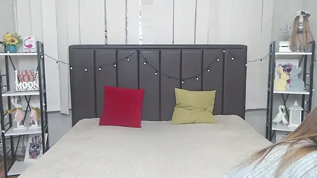 Snapshot of LauraHlot chatting on 10.14.25 LauraHlot online show from 10.14.25