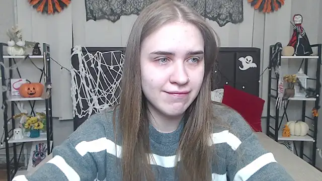 Snapshot of LauraHlot chatting on 10.24.25 LauraHlot online show from 10.24.25