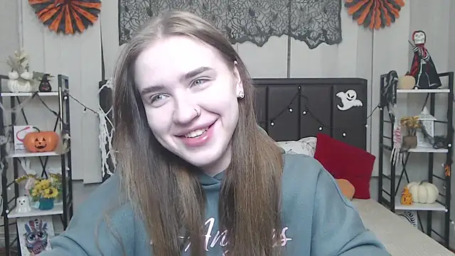 Snapshot of LauraHlot chatting on 10.26.25 LauraHlot online show from 10.26.25