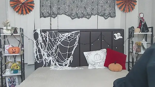 Snapshot of LauraHlot chatting on 10.28.25 LauraHlot online show from 10.28.25