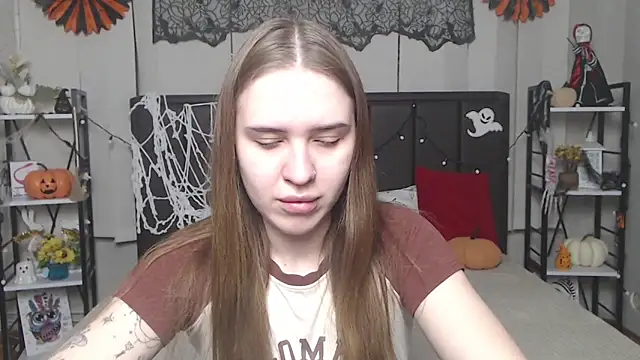 Snapshot of LauraHlot chatting on 10.30.25 LauraHlot online show from 10.30.25