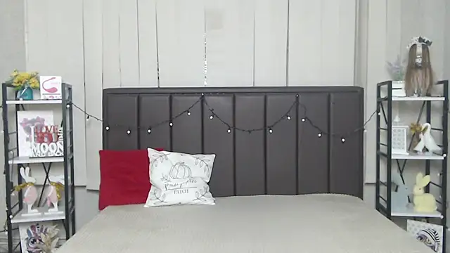 Snapshot of LauraHlot chatting on 11.22.25 LauraHlot online show from 11.22.25