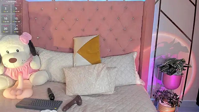 Snapshot of foxxxmegan chatting on 02.13.25 foxxxmegan online show from 02.13.25