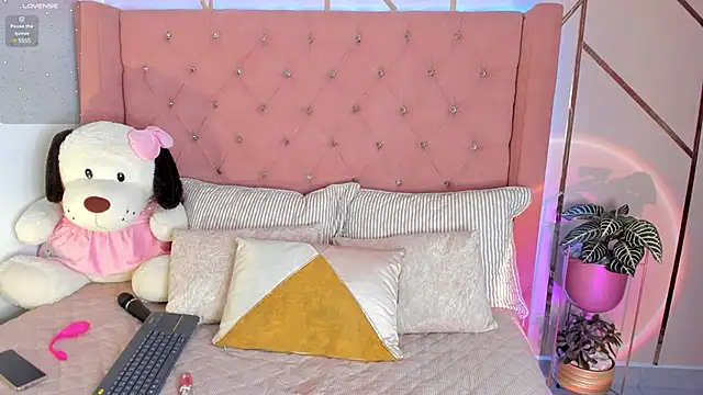 Snapshot of foxxxmegan chatting on 02.20.25 foxxxmegan online show from 02.20.25